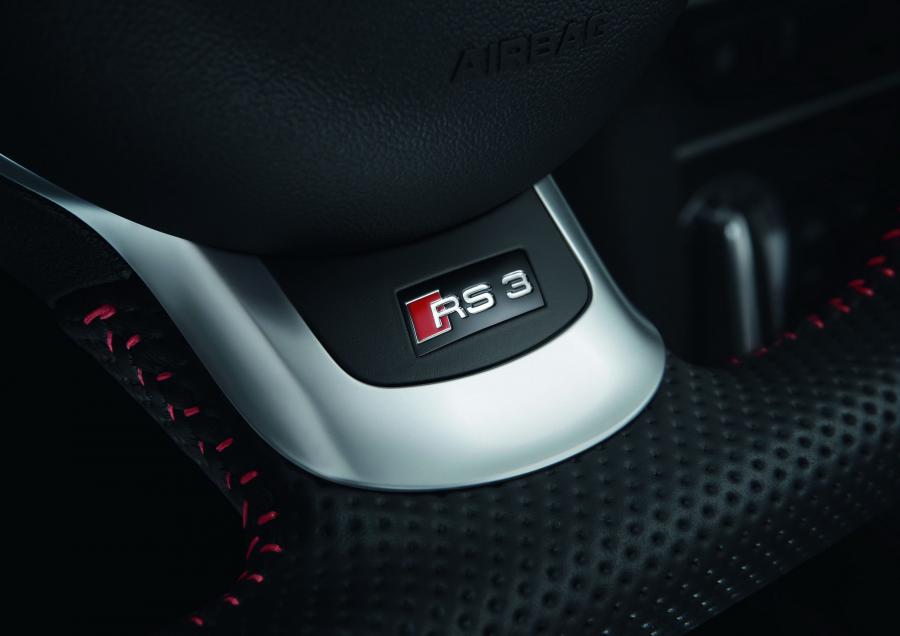 Детали интерьера Audi RS3 Sportback (8PA) 2011 года  (WW) (фото 11 из 45)